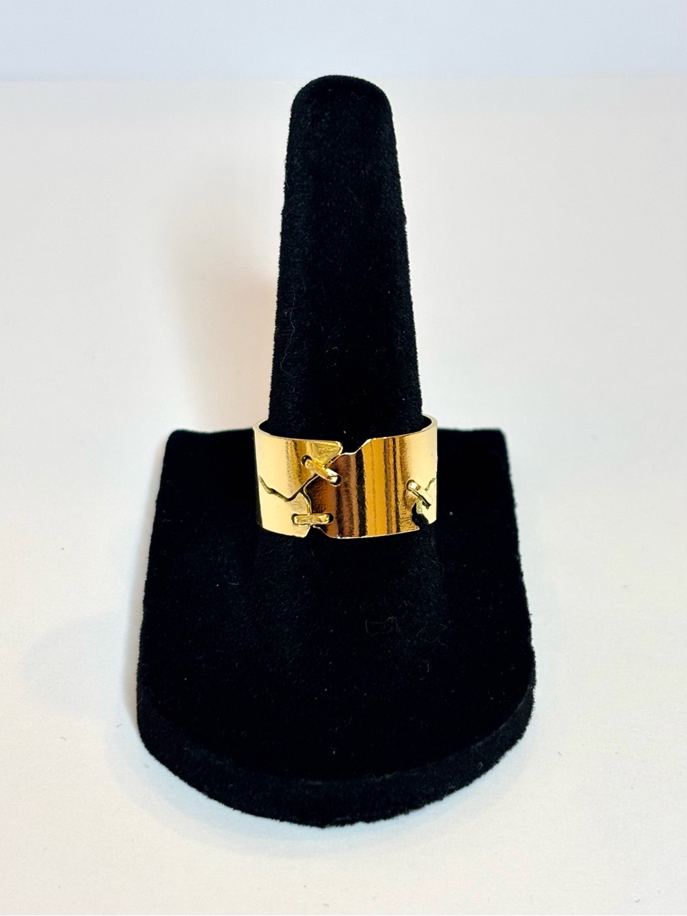 Cracked gold cigar band ring